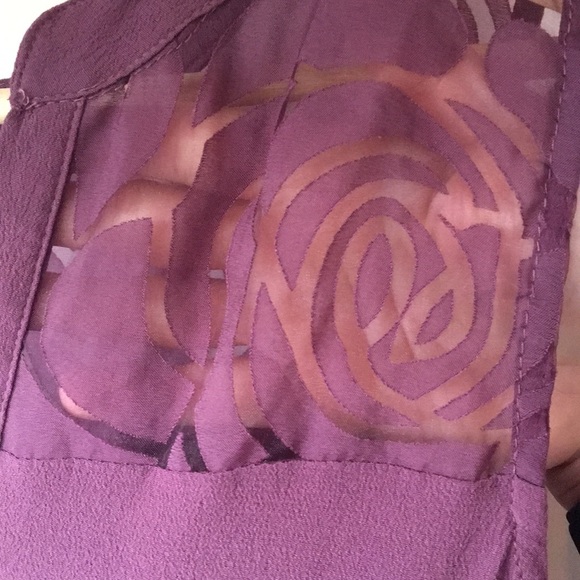 Sleeveless top with sheer flower detail - Picture 2 of 4